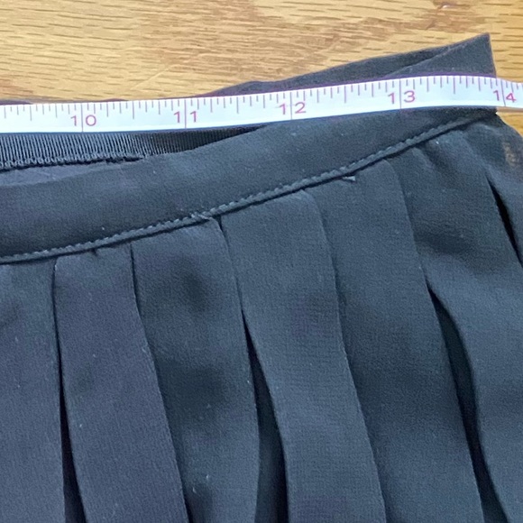 Madewell Black Pleated Lightweight Skirt with Movement, Size 0 or Size XS - Picture 2 of 5